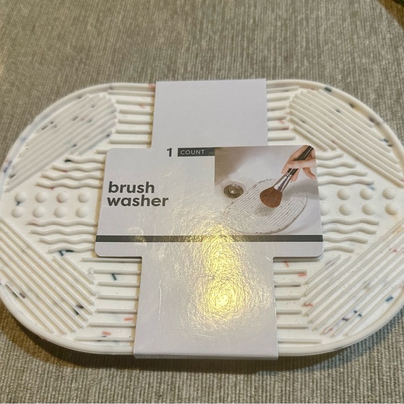 Beauty Bundle - face wipes, brush wash, 5pc brush/sponge set, and headband - Picture 3 of 5